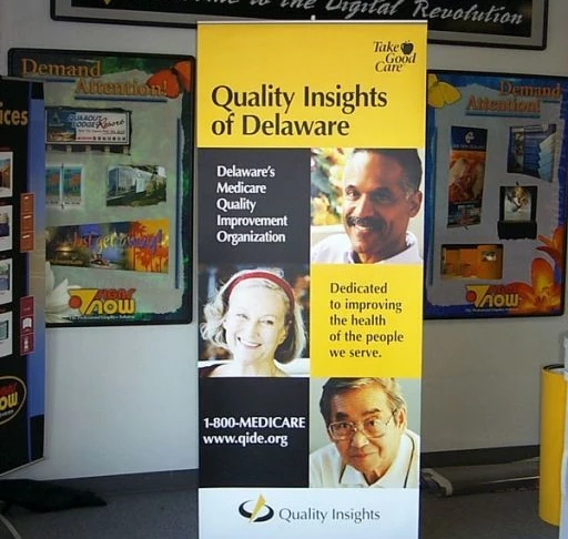 Retractable image banner stand